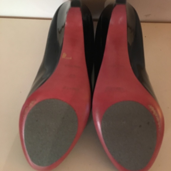 Miu Miu patent pumps.Gorgeous timeless shoe. - Picture 4 of 5